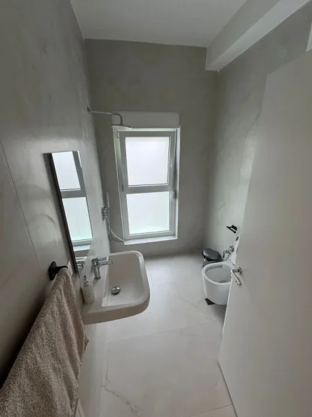 Tirane, jepet me qera apartament 1+1+Ballkon Kati 6, 45 m² 400 € (Rruga Pasho Hysa)