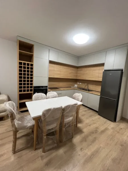 Tirane, jepet me qera apartament 2+1+Ballkon Kati 2, 96 m² 550 € (Apartament 2+1+Parking Per Qera Univers City Plotesisht I Mobiluar)