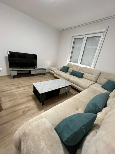 Tirane, jepet me qera apartament 2+1+Ballkon Kati 2, 96 m² 550 € (Apartament 2+1+Parking Per Qera Univers City Plotesisht I Mobiluar)