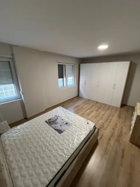 Tirane, jepet me qera apartament 2+1+Ballkon Kati 2, 96 m² 550 € (Apartament 2+1+Parking Per Qera Univers City Plotesisht I Mobiluar)