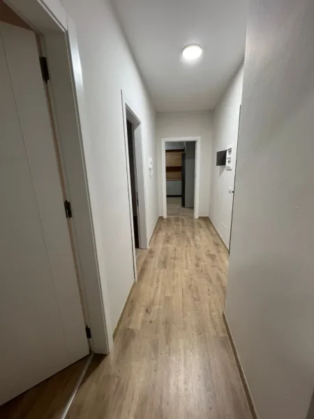 Tirane, jepet me qera apartament 2+1+Ballkon Kati 2, 96 m² 550 € (Apartament 2+1+Parking Per Qera Univers City Plotesisht I Mobiluar)