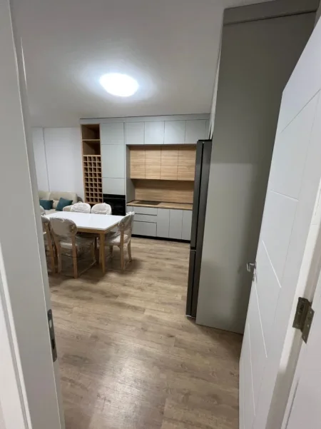 Tirane, jepet me qera apartament 2+1+Ballkon Kati 2, 96 m² 550 € (Apartament 2+1+Parking Per Qera Univers City Plotesisht I Mobiluar)