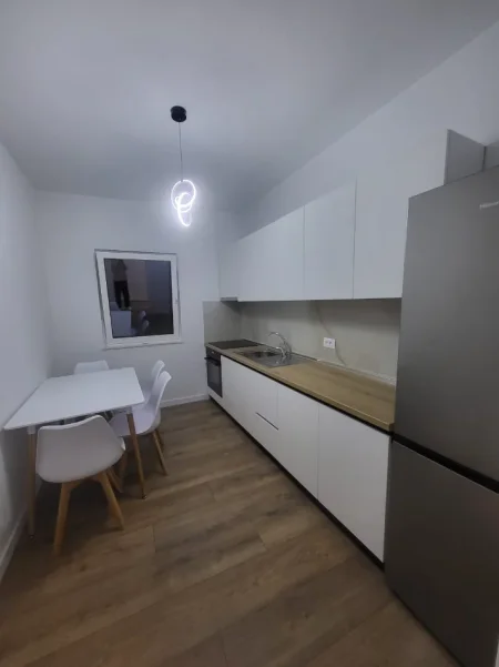 Tirane, jepet me qera apartament 1+1 Kati 4, 65 m² 500 € (Qendra globe, rruga e Kavajes)