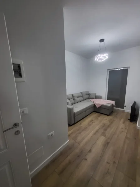 Tirane, jepet me qera apartament 1+1 Kati 4, 65 m² 500 € (Qendra globe, rruga e Kavajes)