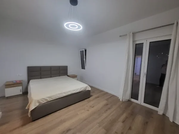 Tirane, jepet me qera apartament 1+1 Kati 4, 65 m² 500 € (Qendra globe, rruga e Kavajes)