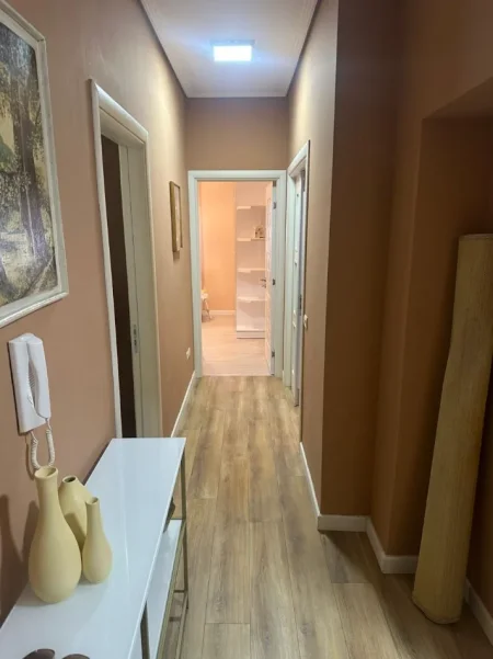 Tirane, jepet me qera apartament 2+1+Ballkon Kati 4, 90 m² 700 € 