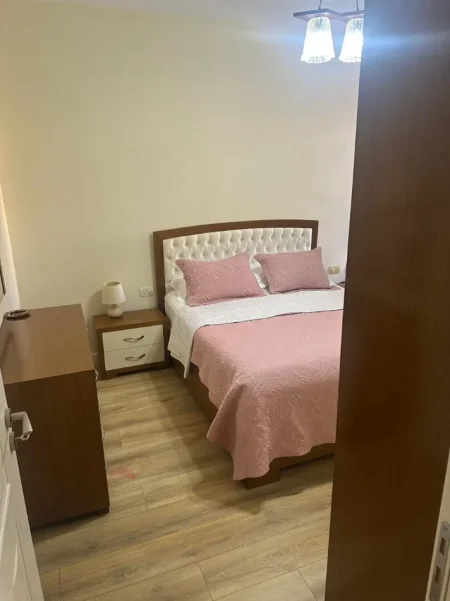 Tirane, jepet me qera apartament 2+1+Ballkon Kati 4, 90 m² 700 € 