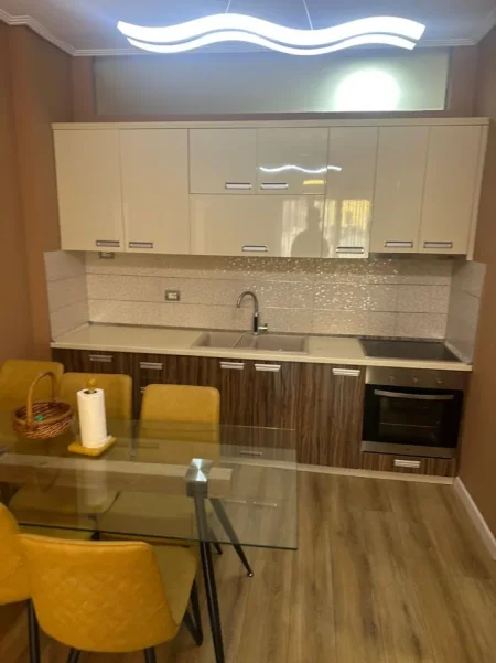 Tirane, jepet me qera apartament 2+1+Ballkon Kati 4, 90 m² 700 € 