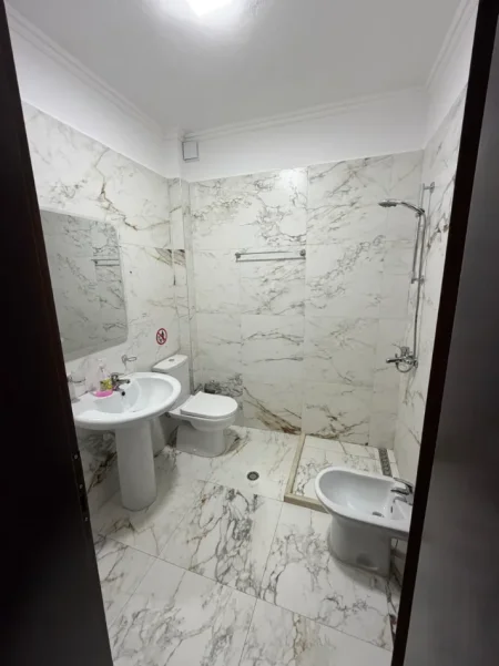 Tirane, jepet me qera zyre Kati 4, 178 m² 1.800 € (sheshi willson)