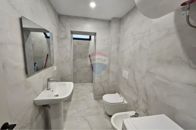 Tirane, jepet me qera apartament 2+1 Kati 1, 85 m² 850 € (Garda)