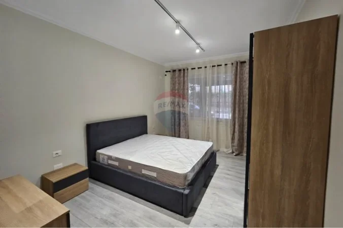 Tirane, jepet me qera apartament 2+1 Kati 1, 85 m² 850 € (Garda)