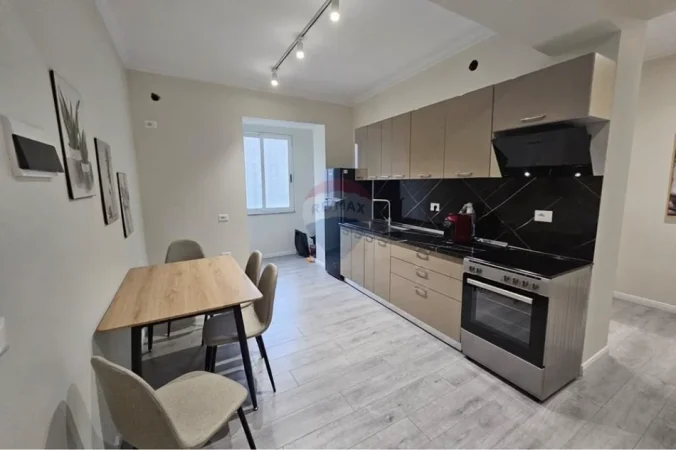 Tirane, jepet me qera apartament 2+1 Kati 1, 85 m² 850 € (Garda)