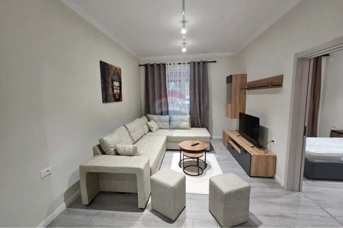 Tirane, jepet me qera apartament 2+1 Kati 1, 85 m² 850 € (Garda)