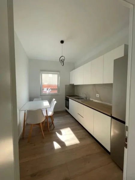 Tirane, jepet me qera Banesë 1+1 Kati 4, Mobilim i Ri, Çmimi 50.000 Lekë të Reja, Pas Globe,Rruga Kavajës, Tiranë)