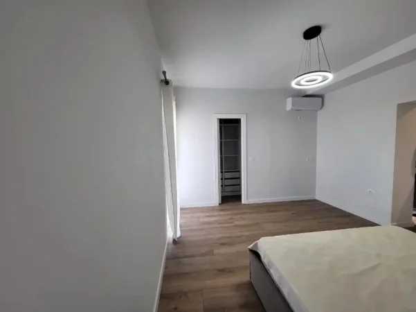 Tirane, jepet me qera Banesë 1+1 Kati 4, Mobilim i Ri, Çmimi 50.000 Lekë të Reja, Pas Globe,Rruga Kavajës, Tiranë)