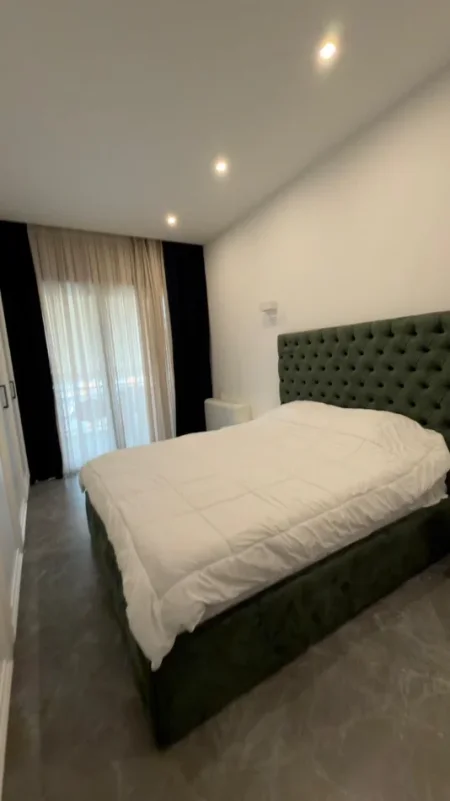 Tirane, jepet me qera apartament 2+1+Aneks+Ballkon Kati 5, 116 m² 1.400 € (ish parku i autobusave , globe)