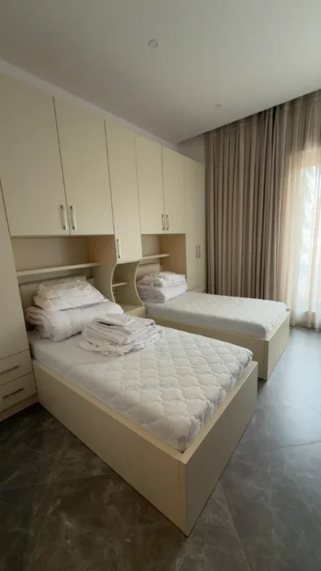 Tirane, jepet me qera apartament 2+1+Aneks+Ballkon Kati 5, 114 m² 1.400 € (pallati me shigjeta , kompleksi delijorgji)