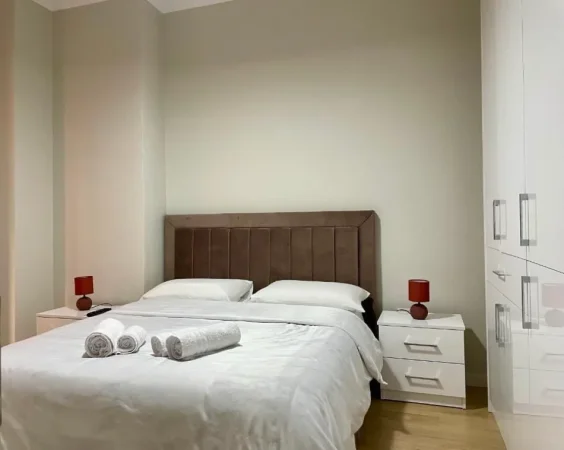 Tirane, jepet me qera apartament 1+1 , 65 m² 650 € (Rruga Muhamed Gjollesha)