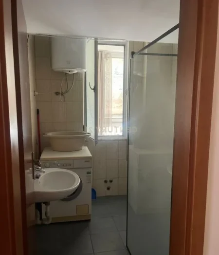 Tirane, jepet me qera apartament 2+1 Kati 8, 63 m² 500 € (Rruga e Durresit)