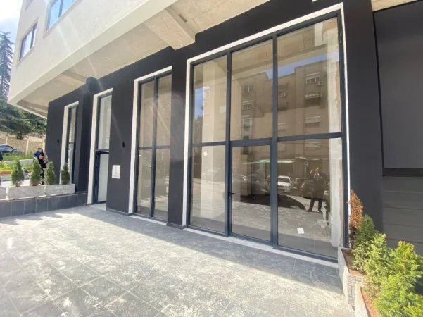 Tirane, jepet me qera ambjent biznesi Kati 0, 130 m² 1.800 € (Rruga Metush Luli)