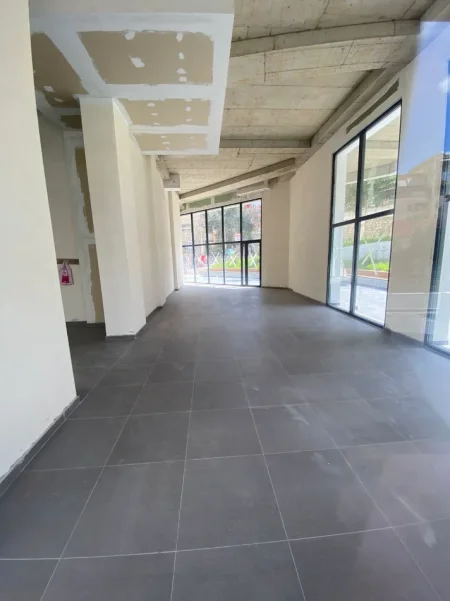 Tirane, jepet me qera ambjent biznesi Kati 0, 130 m² 1.800 € (Rruga Metush Luli)