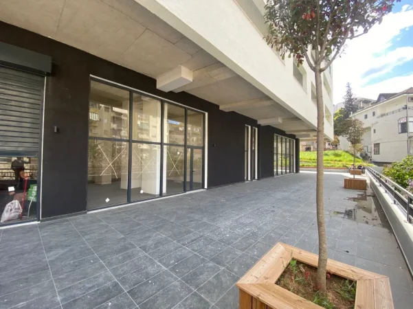 Tirane, jepet me qera ambjent biznesi Kati 0, 130 m² 1.800 € (Rruga Metush Luli)