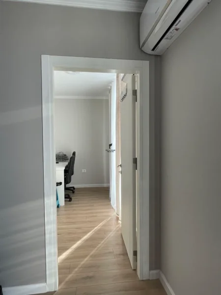 Tirane, jepet me qera apartament 1+1 Kati 4, 77 m² 520 € (YZBERISHT)