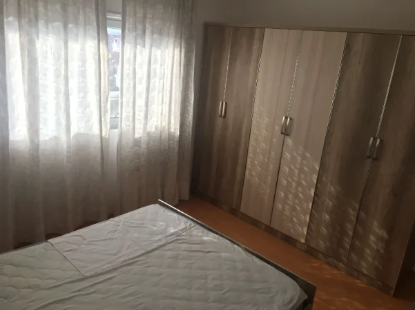 Tirane, jepet me qera Apartament 1+1 Kati 6, 55 m² 500 € (Pranë Market Spar, në Xhamllik, Tiranë.)