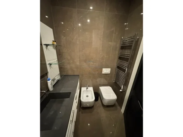 Tirane, jepet me qera apartament 2+1+Ballkon Kati 5, 116 m² 1.400 € (DELIJORGJI)