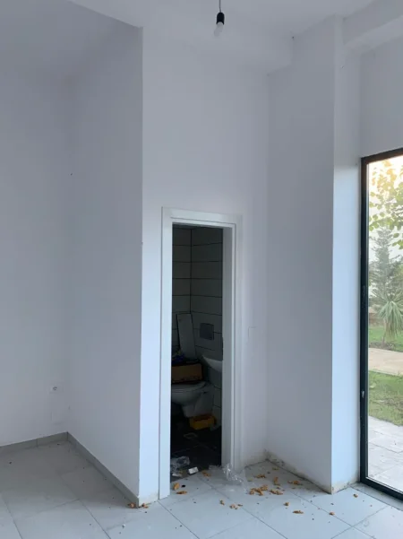Tirane, jepet me qera dyqan Kati 0, 28 m² (astir)