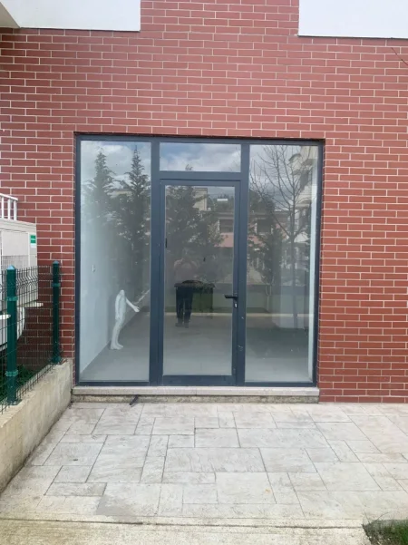 Tirane, jepet me qera dyqan Kati 0, 28 m² (astir)
