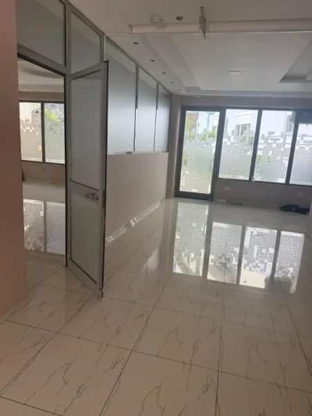 Tirane, jepet me qera zyre Kati 0, 80 m² 1.200 € (SELVIA)