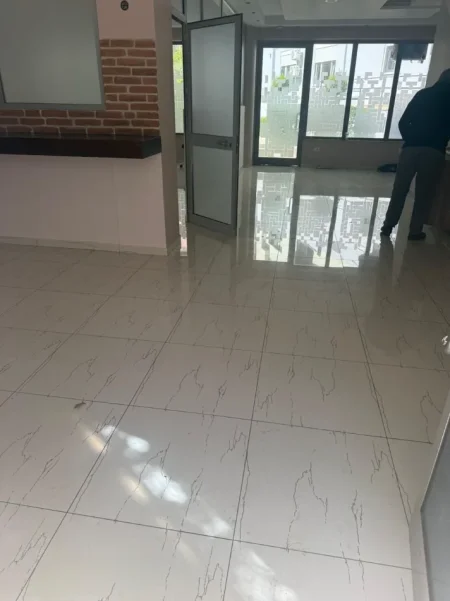 Tirane, jepet me qera zyre Kati 0, 80 m² 1.200 € (SELVIA)