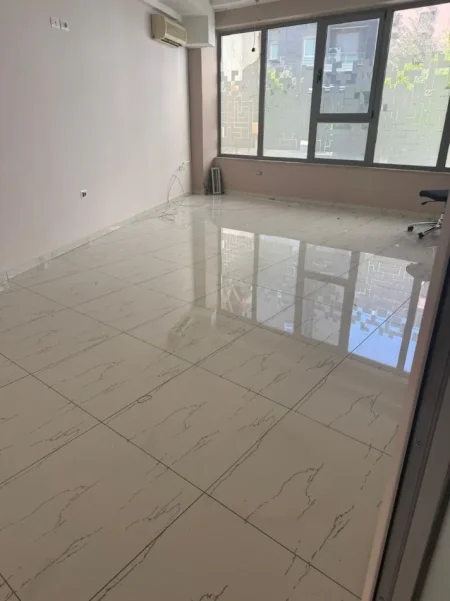 Tirane, jepet me qera zyre Kati 0, 80 m² 1.200 € (SELVIA)