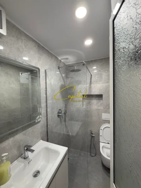 Tirane, jepet me qera zyre Kati 1, 60 m² 1.000 € (ALI DEMI)