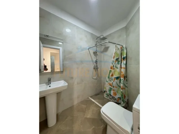 Tirane, jepet me qera apartament 1+1 Kati 1, 55 m² 550 € (KOMUNA E PARISIT)
