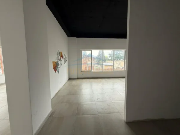 Tirane, jepet me qera ambjent biznesi Kati 1, 116 m² 800 € (Rruga e Dibres)
