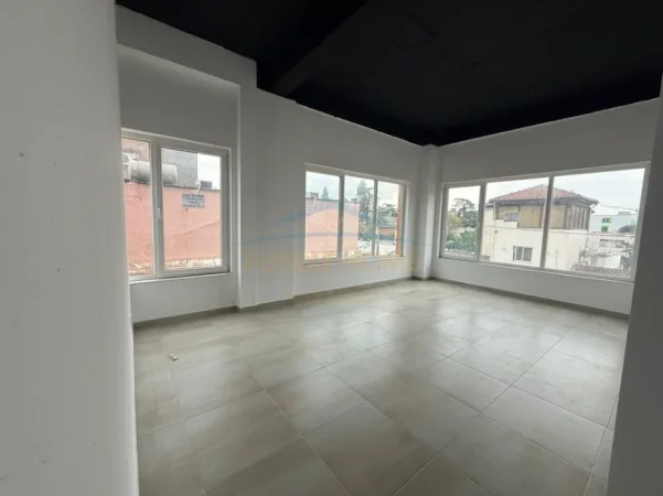 Tirane, jepet me qera ambjent biznesi Kati 1, 116 m² 800 € (Rruga e Dibres)
