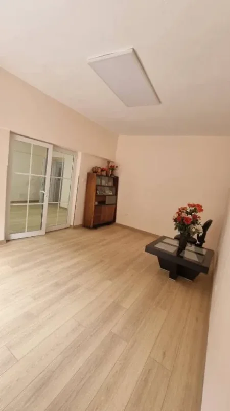 Tirane, jepet me qera ambjent biznesi Kati 2, 50 m² 800 € (mine peza)