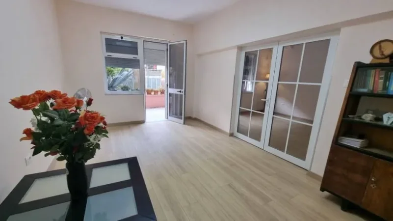 Tirane, jepet me qera ambjent biznesi Kati 2, 50 m² 800 € (mine peza)
