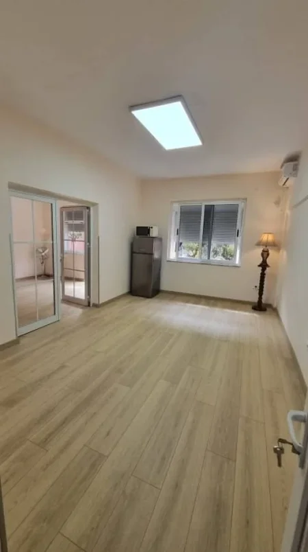 Tirane, jepet me qera ambjent biznesi Kati 2, 50 m² 800 € (mine peza)