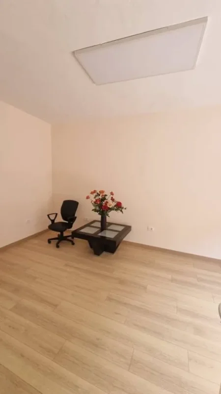 Tirane, jepet me qera ambjent biznesi Kati 2, 50 m² 800 € (mine peza)