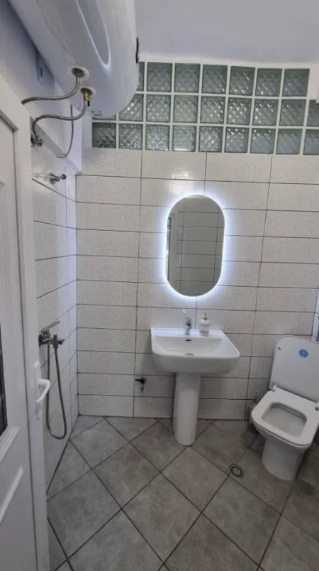 Tirane, jepet me qera ambjent biznesi Kati 2, 50 m² 800 € (mine peza)