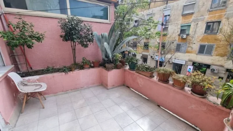 Tirane, jepet me qera ambjent biznesi Kati 2, 50 m² 800 € (mine peza)
