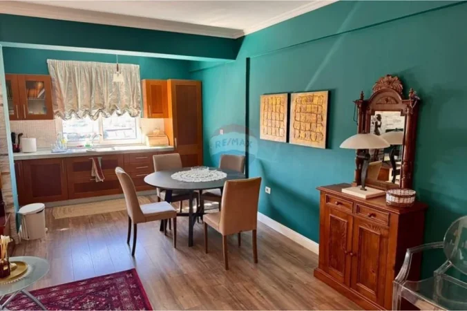 Tirane, jepet me qera apartament 2+1+Ballkon Kati 9, 93 m² 800 € (Blloku i Ambasadave)