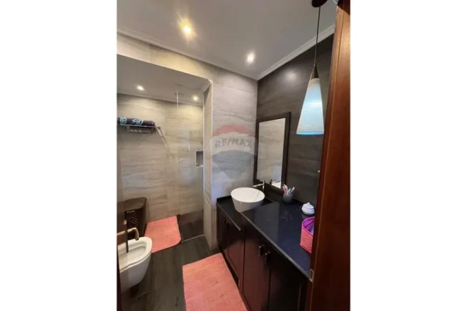 Tirane, jepet me qera apartament 2+1+Ballkon Kati 9, 93 m² 800 € (Blloku i Ambasadave)
