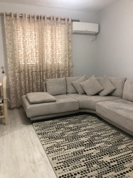 Tirane, jepet me qera apartament 1+1 Kati 5, 60 m² 450 € (ali demi)