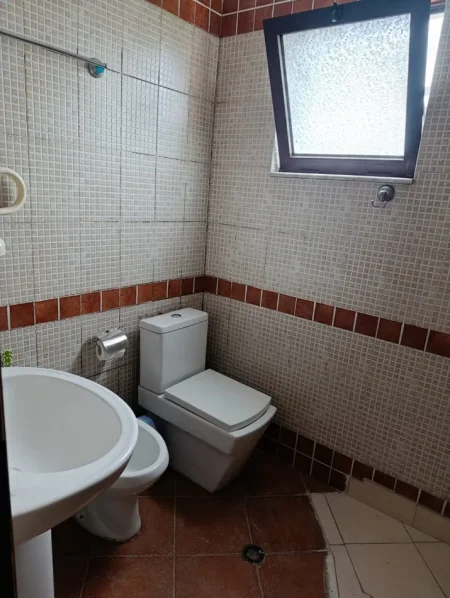 Tirane, jepet me qera apartament 2+1 Kati 2, 75 m² 400 € (QSUT)