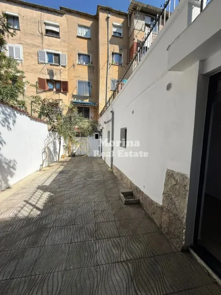 Tirane, jepet me qera ambjent biznesi Kati 0, 60 m² 1.000 € (Tregu Elektrik)