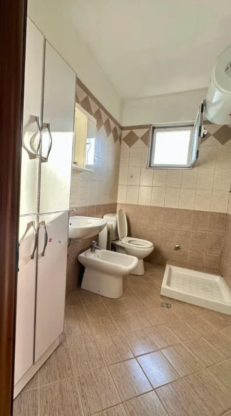 Tirane, jepet me qera apartament 1+1+Ballkon Kati 5, 70 m² 400 mije leke